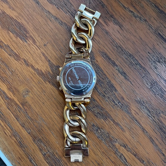 Michael Kors Women's Runway Rose Gold-Tone Watch MK3247 - Picture 4 of 5